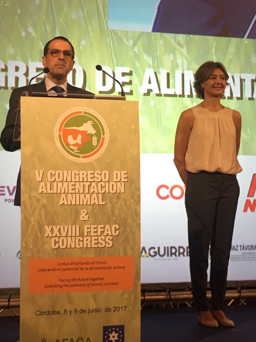 ilamuli's tweet photo. El presidente @cesfac impone la medalla a la Ministra en @congresoAA2017 #congreso #cordoba https://t.co/SrTtdQJEx8