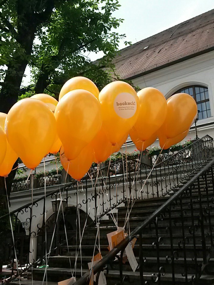 bookuck's tweet photo. 99 Luftballons.... 💕 #bookuck17 #hofbräuhaus https://t.co/ATtLFpjX93
