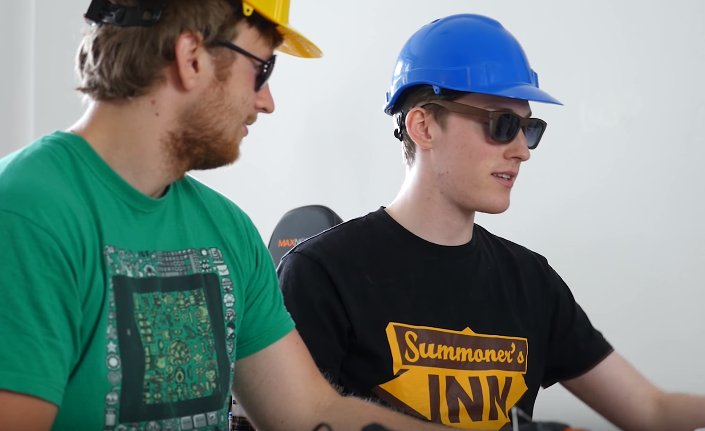 SummonersInnDE's tweet photo. Also @malternativ urlaubt ja richtig mit Style! 

Heißkleber trifft @maximmarkow: 
👀👉🏻
https://t.co/mAP1CfzpQZ #Batelboys #SINNMerch https://t.co/Qe4mzMn5Ik