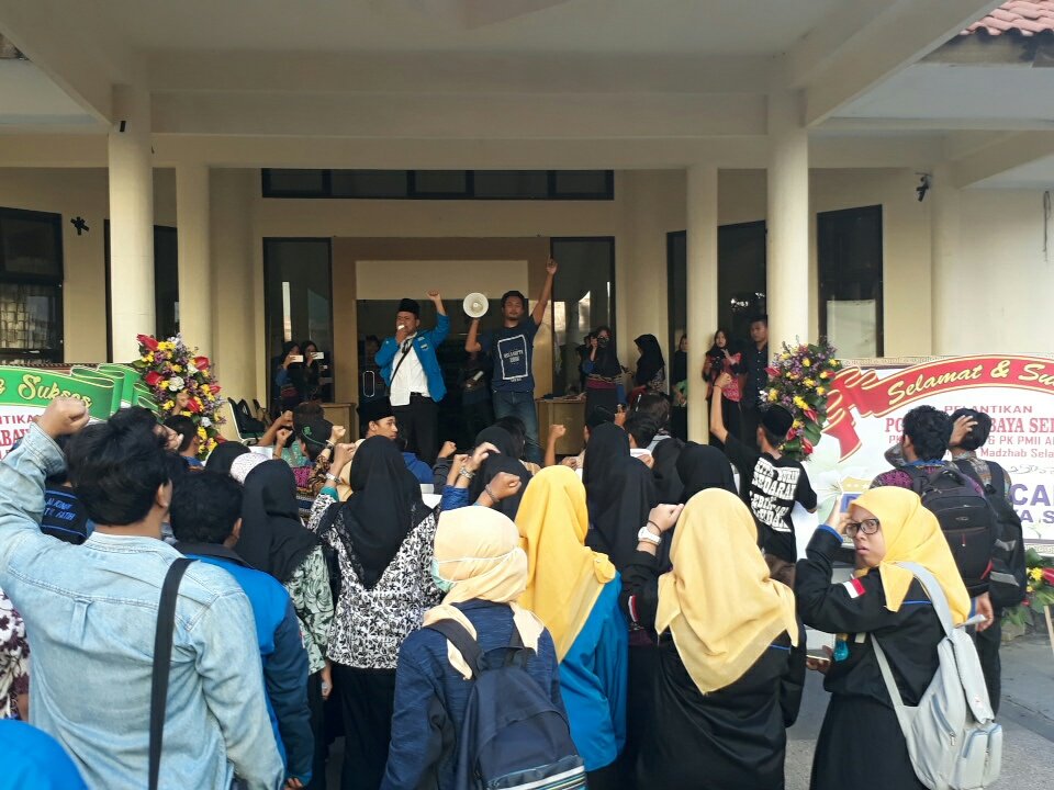 bang_err's tweet photo. Sumpah mahasiswa!!!

#PMIISS https://t.co/Uq97RIz8OJ