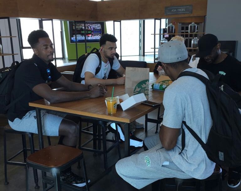 LDLCASVEL's tweet photo. Petite pause à @lyonaeroports avant le départ pour Strasbourg ! ✈ #SIGASVEL #PlayoffsLNB #ObjectifBack2Back https://t.co/WChgQuR9Gd