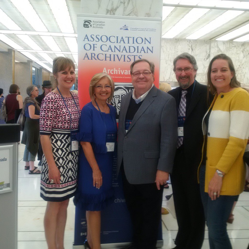 GuyBerthiaume2's tweet photo. Reception d'ouverture #ACA2017 avec @DurantiUBC @AprilArchivist et le Comité social #BAC395 #395BAC @BiblioArchives https://t.co/1r0px0P29K