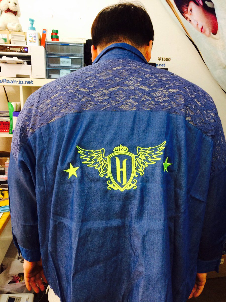 noraneko0707's tweet photo. ★#リダ デニムジャケット刺繍★
昨日静岡に引き継ぎ、大阪、名古屋次々頑張らなきゃ
今回は持込みのジャケットに格好良く羽ロゴ入れてみました
お値段1000円から！LINE　noraneko0707
#KIMHYUNJOONG #anemone #neverleaveKHJ https://t.co/yUIh46ZFe7
