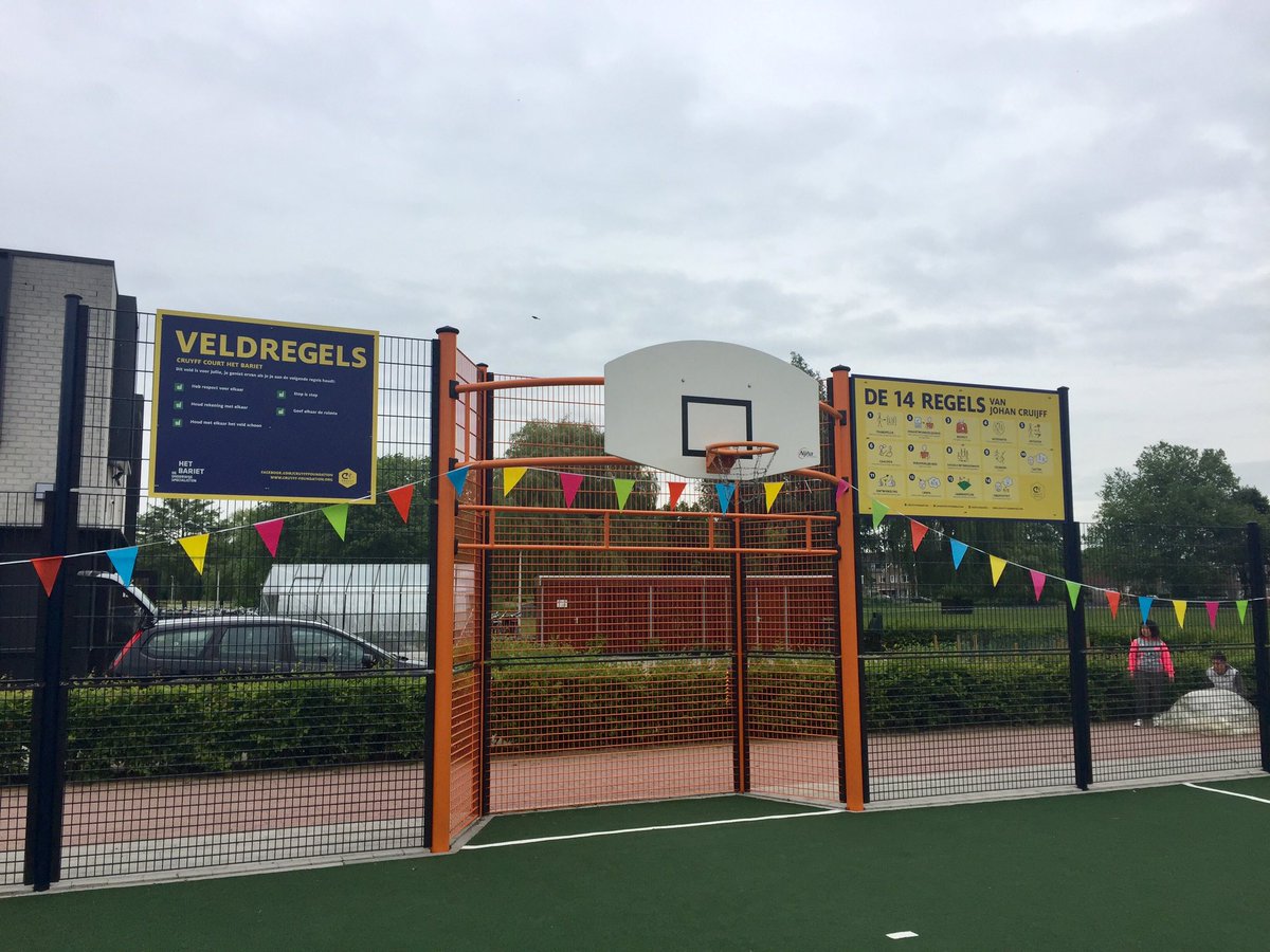 'Alleen kun je niets, je moet het samen doen' Straks wordt dit mooie speciale #CruyffCourt <a href="/HetBariet/">Het Bariet</a> geopend <a href="/JCFoundation/">Johan Cruyff Foundation</a> <a href="/onderwijsspec/">DeOnderwijssp'en</a>