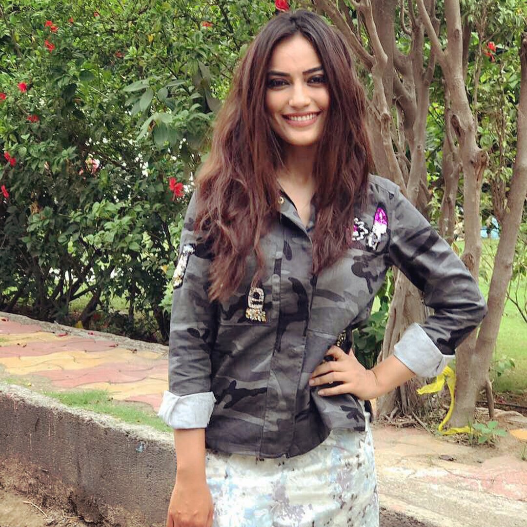 TellyTalkIndia's tweet image. Stylish, isn't she?

#KoiLautKeAayaHai star #SurbhiJyoti