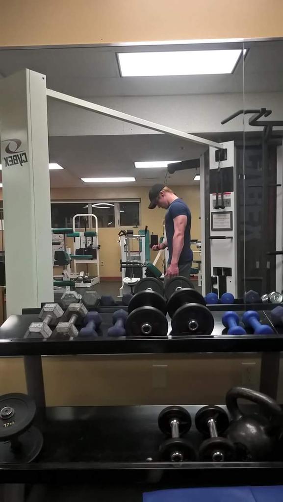 PronedShadow's tweet image. #stayfit 😭