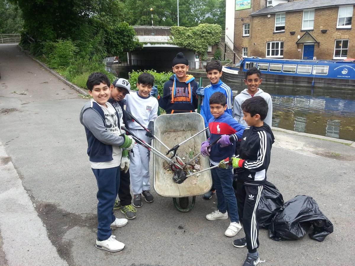 The pupils from St Martins school helping us to keep #Batchworth beautiful. Thx chaps <a href="/CRTSouthEast/">Canal & River Trust London & SE</a> <a href="/RickyTweetUp/">RickyTweetUp</a> <a href="/MyRickyNews/">Ricky News</a>