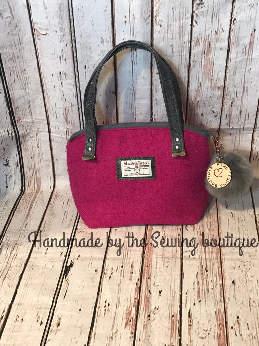 Thesewingbouti1's tweet photo. The least Lola handbag in pink Harris Tweed with grey faux leather and  #fauxleather #bobbingirlbagmaking #Harristweed #Cornwallhour https://t.co/6ZwP8gihem