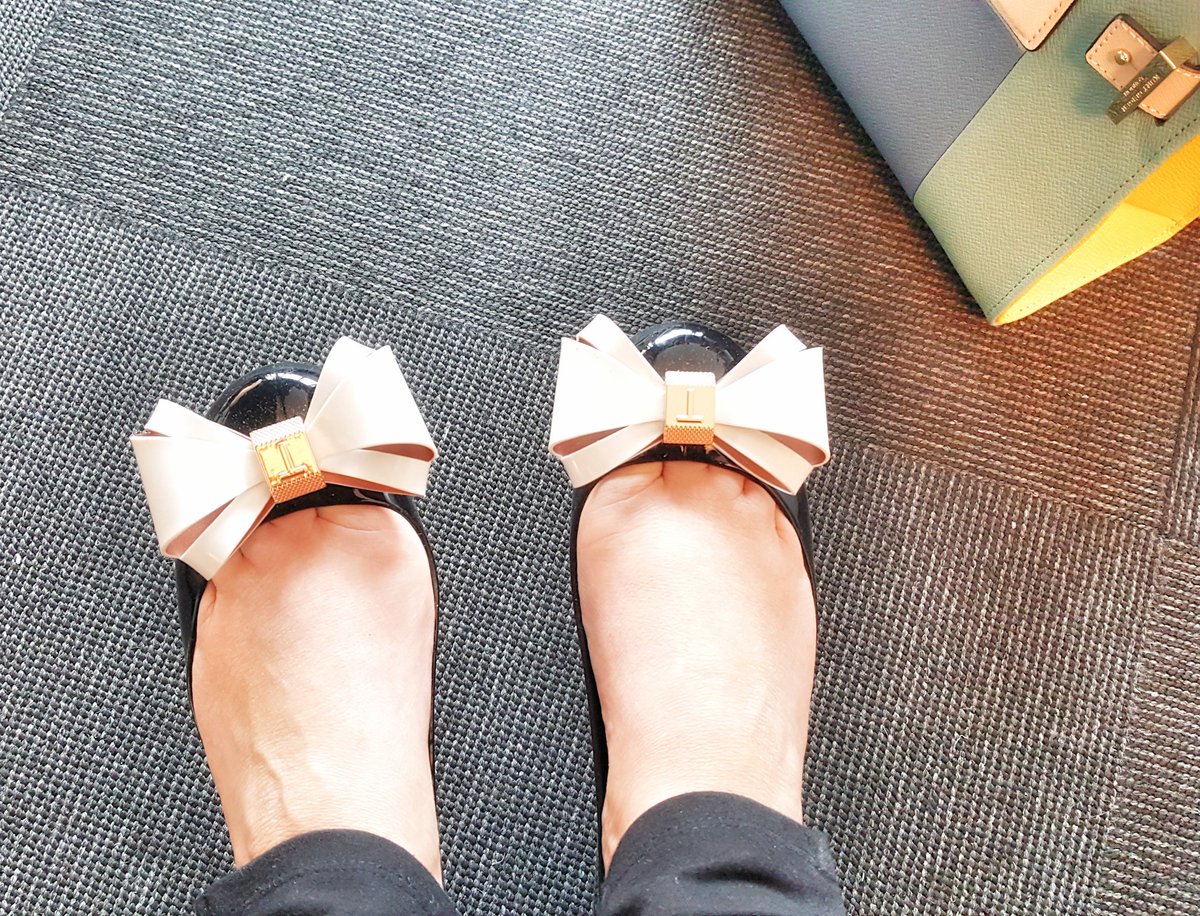 OdetteDewhurst's tweet photo. #ShoeTweet for @DonnaLanclos #TedBaker #RainProof #HugeBow https://t.co/1pdVkwGn3Y