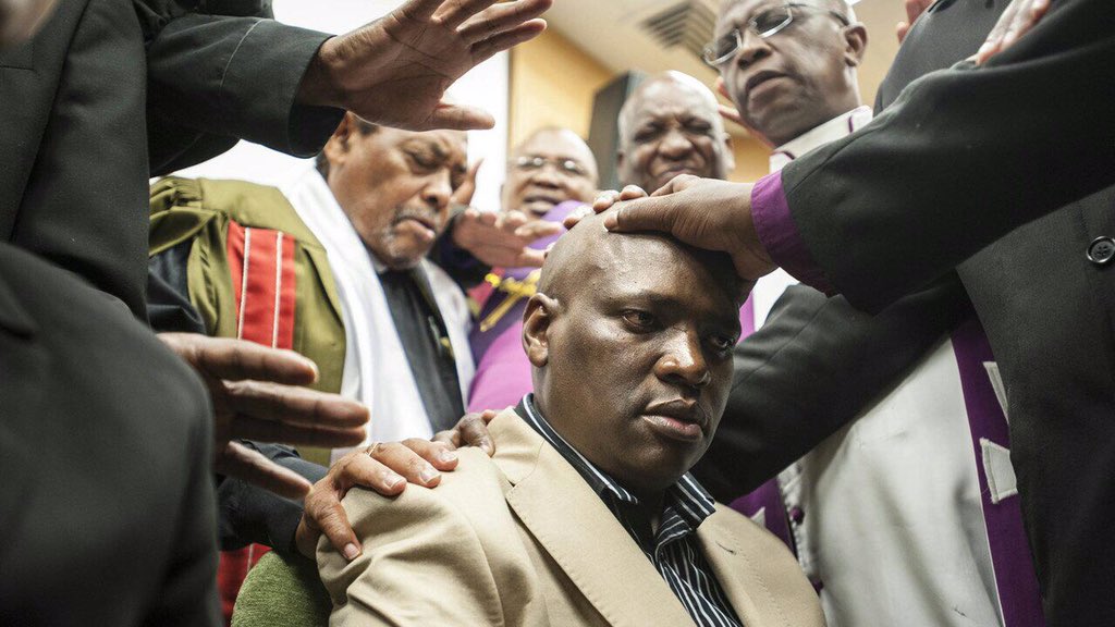 Tom_Mchunu's tweet photo. #HowDoYouKnowYouInLove Everyone around you keeps saying that she bewitched you and you need a prayer session😂😸 https://t.co/6AhRyskD1M