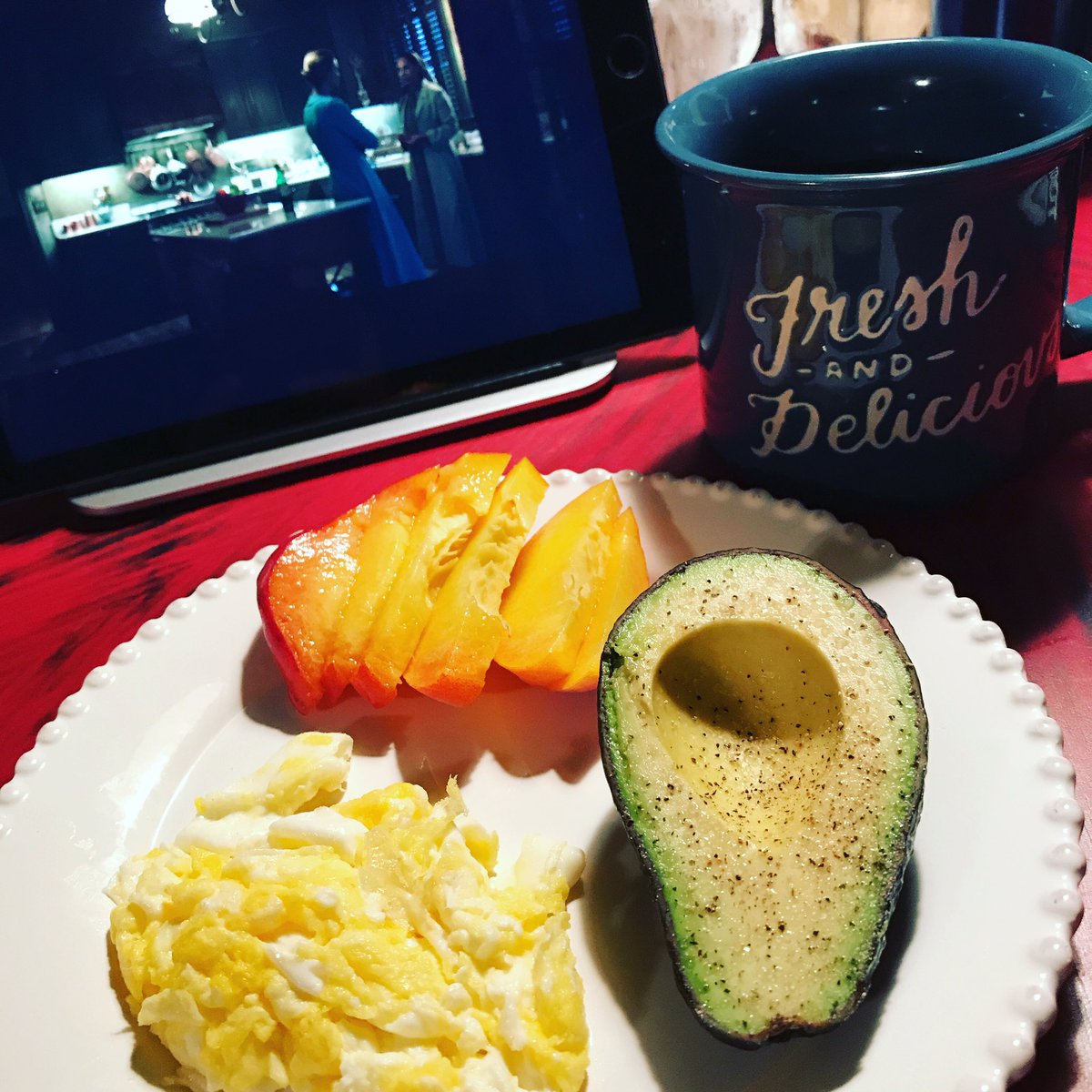 jamiejjorge23's tweet photo. #BreakfastFlow @HandmaidsOnHulu #Coffee #eggies #avocadoβ₯οΈ #peachesπ https://t.co/VDBqTUa81S
