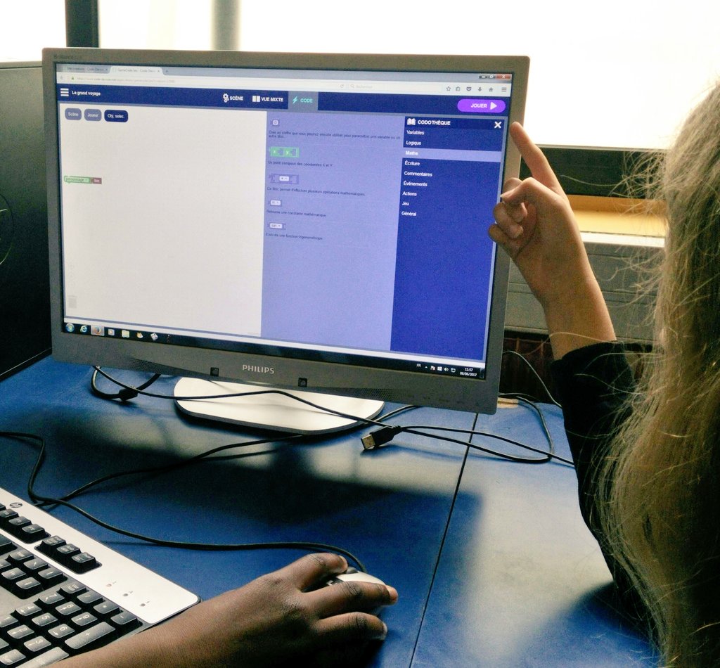 CodeDecode_FR's tweet image. Après les tests des #JeuxSerieux, les CM2 sont fiers de programmer un comportement simple aidés par les 4ème #CodeDecode @VilleduPre