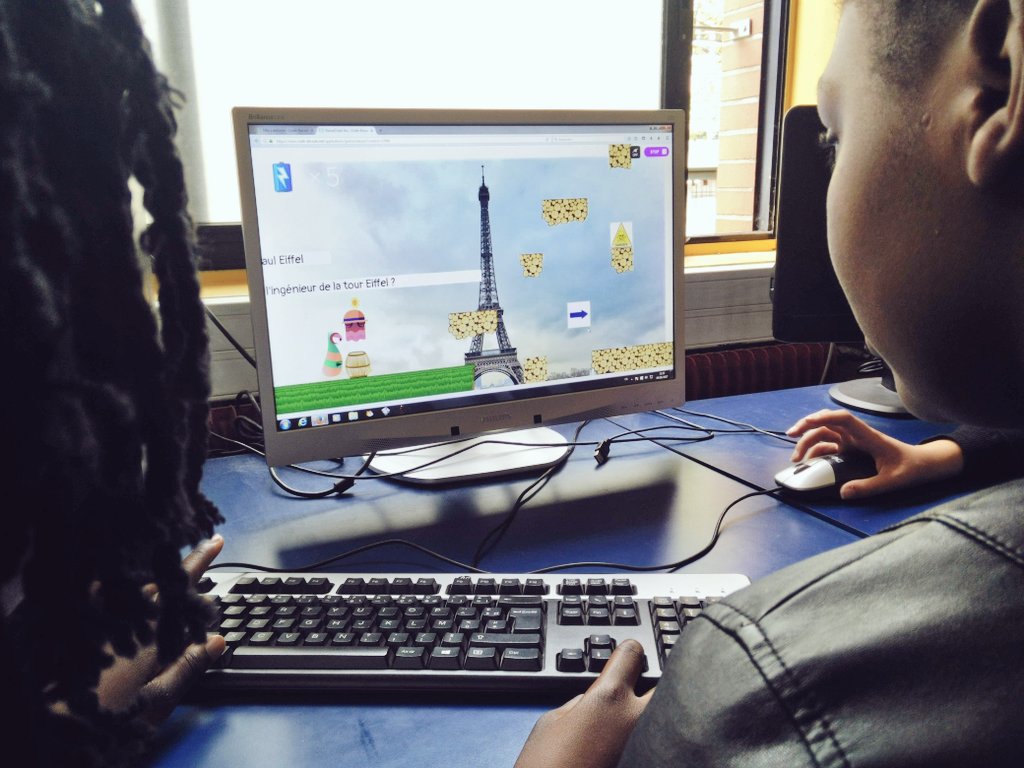 CodeDecode_FR's tweet image. Après les tests des #JeuxSerieux, les CM2 sont fiers de programmer un comportement simple aidés par les 4ème #CodeDecode @VilleduPre
