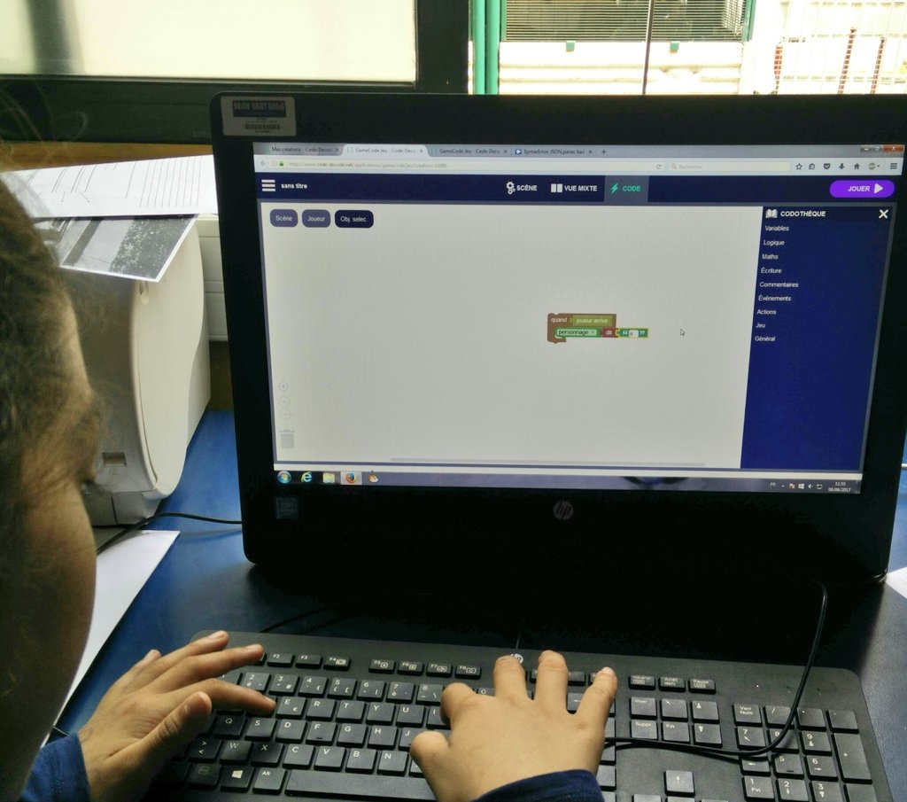 CodeDecode_FR's tweet image. Après les tests des #JeuxSerieux, les CM2 sont fiers de programmer un comportement simple aidés par les 4ème #CodeDecode @VilleduPre