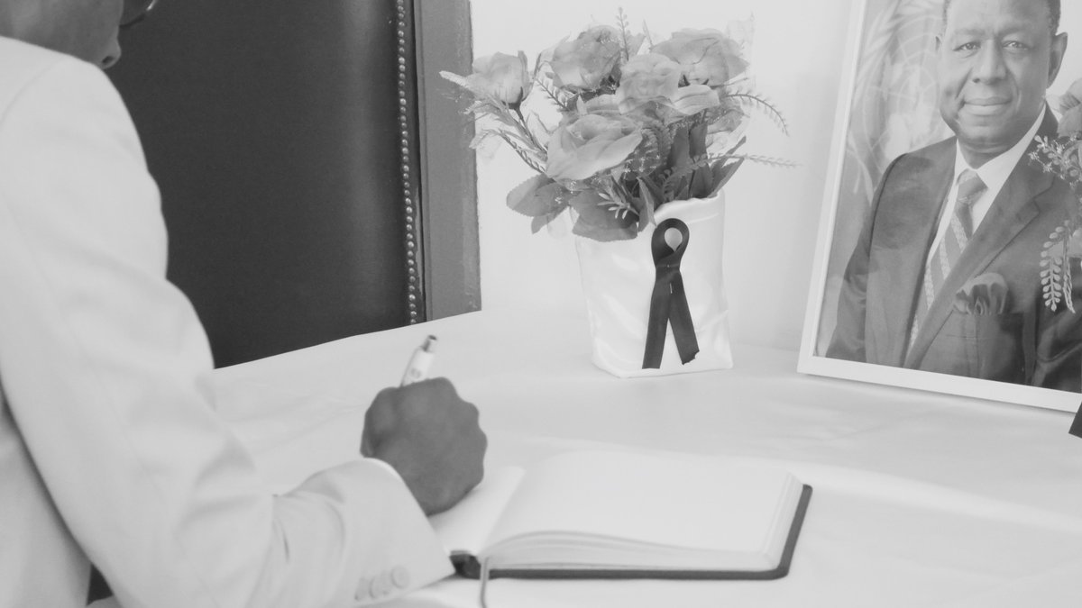 CongoUnfpa's tweet photo. Pour exprimer votre compassion, le livre de condoléances pour le DE de l'#UNFPA @BabatundeUNFPA, est ouvert dans le hall de bureau du 🇨🇬 https://t.co/68qpAkTnZT