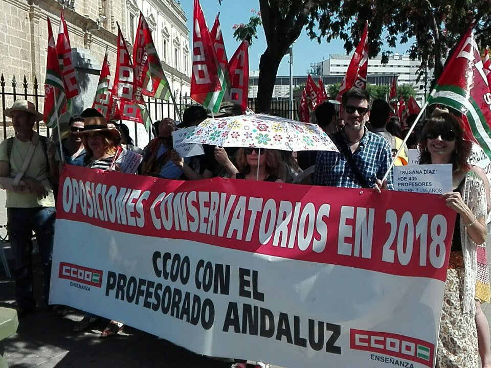 ccoosevilla's tweet photo. Lxs profes interinxs de conservatorios gritan ¡NO OPOSICIONES EN ESTAS CONDICIONES! A las puertas del @ParlamentoAnd | #StopOposiciones2017 https://t.co/ge8feRQOi3