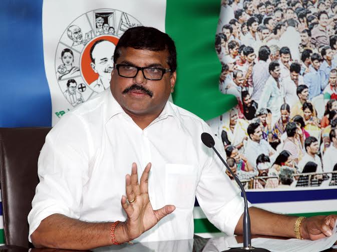 YSRCParty's tweet photo. భూకబ్జాలపై నీ హస్తం లేకపోతే విచారణ జరిపించు బాబూ: మాజీమంత్రి బొత్స https://t.co/Y82KFrqM9M https://t.co/E5cwQXzJ11