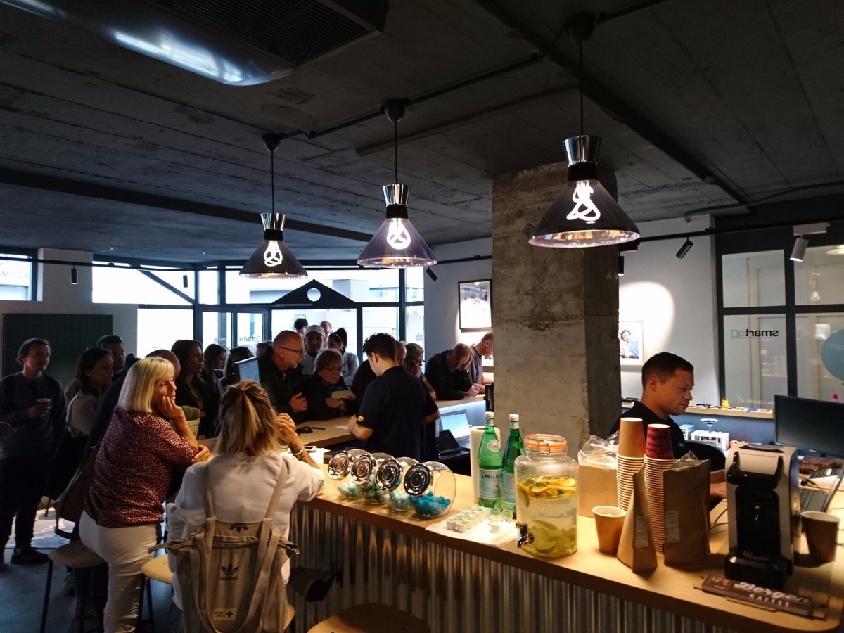 smartgo_ch's tweet photo. Wow, was für ein Ansturm bei unserer Shoperöffnung von #smartgo in #Luzern #smartphonerepair #handyrepair #smartgorepair #happyclients https://t.co/BRwdvEIqbv