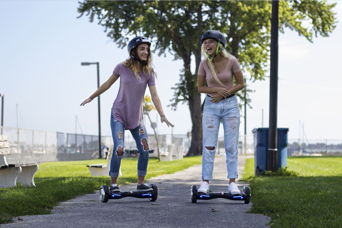 Razor_FR's tweet image. Et vous, vous ridez avec qui ? Vos amis, votre famille... votre grand-mère ? 😉 #RazorHovertrax #Hovertrax 2.0
➤ bit.ly/HovertraxRazor