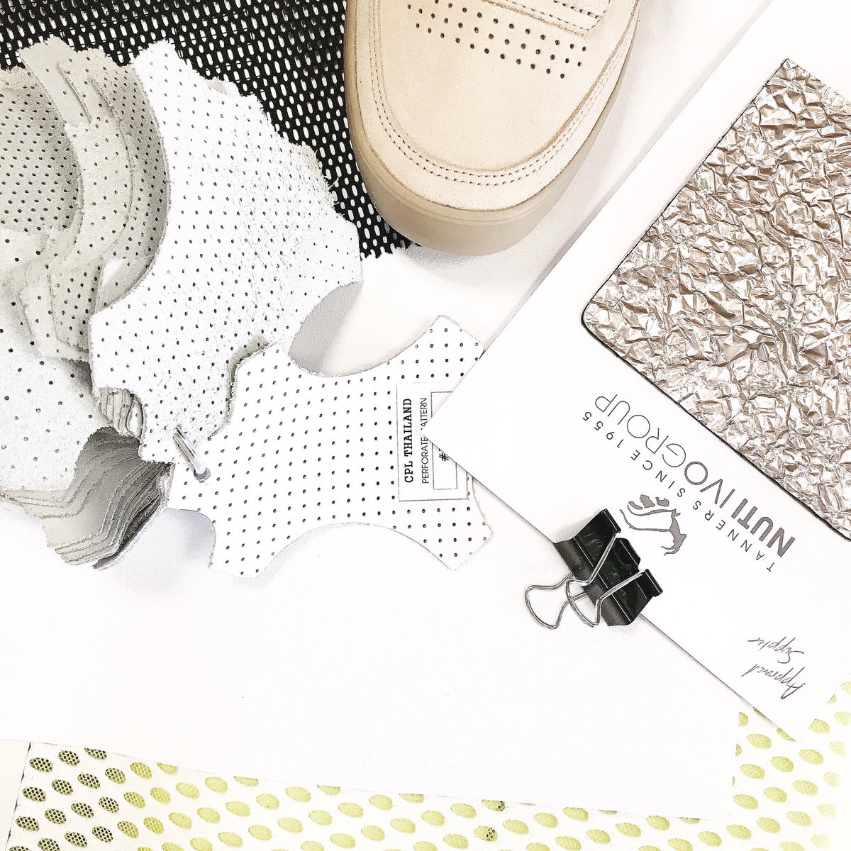 Je demande de la résille, du cuir perforé et du métal blush ! Nouvelle basket-bijoux en cours au HQ de boston !