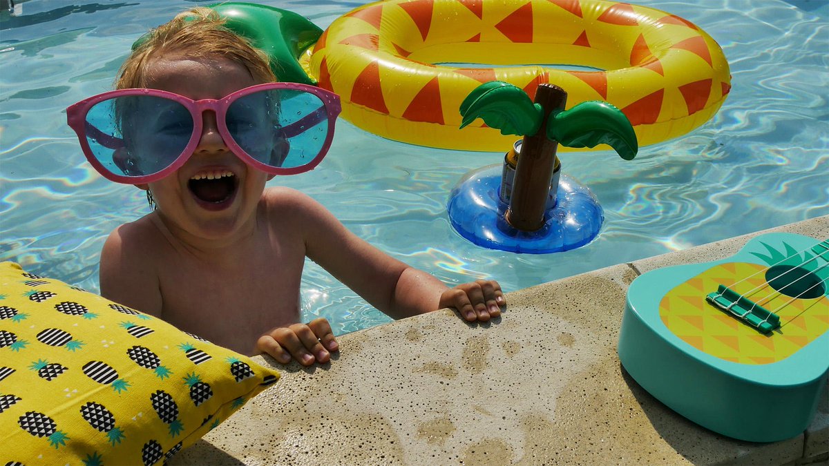 Een zonnebril kan nooit groot genoeg zijn! 😎 #SummerOfSmiles