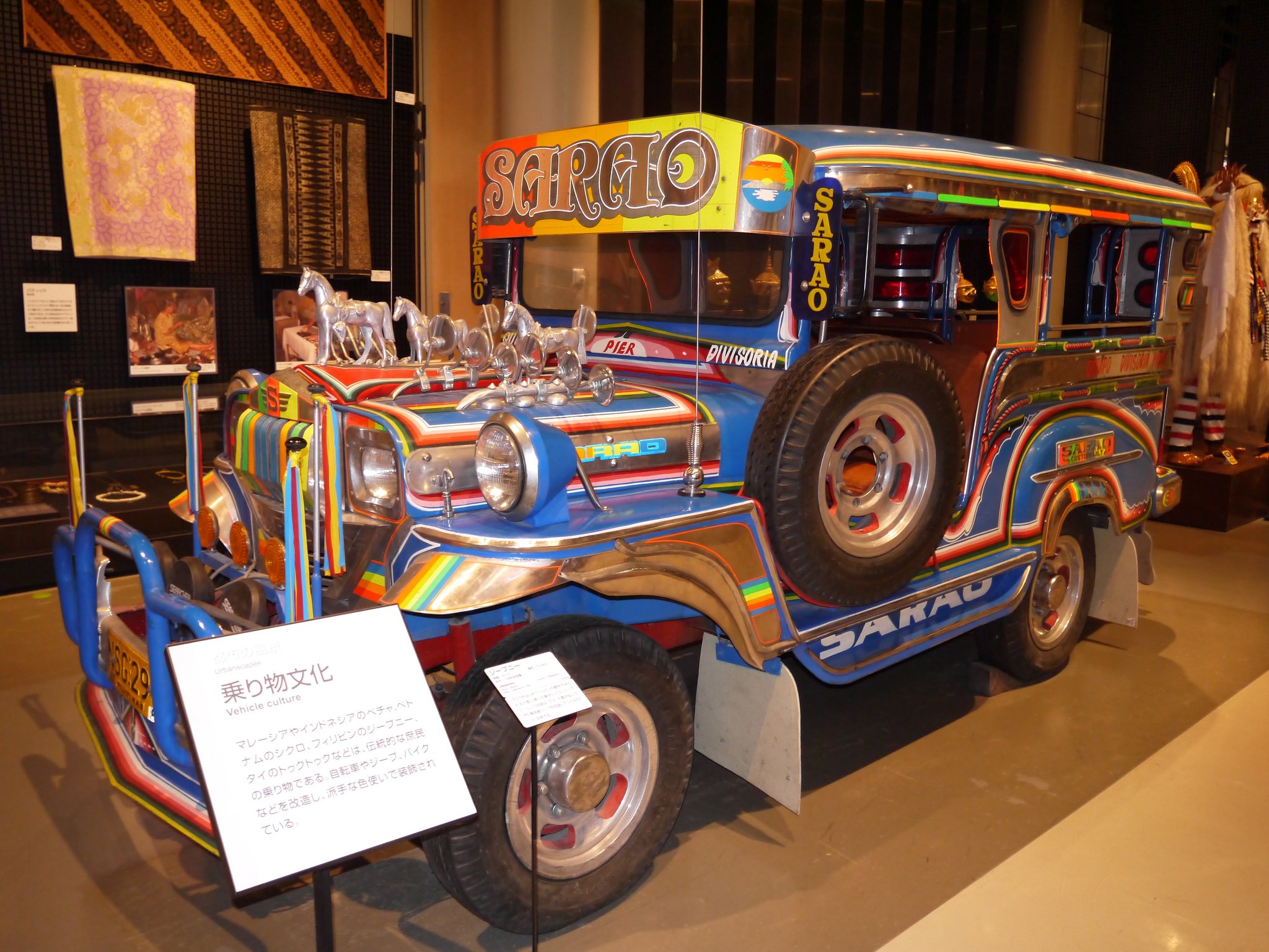 ｔｏｍ ｈ 吹田市の万博記念公園内にある 国立民族学博物館を観に行き フィリピンのトゥクトゥクを始め 珍しい乗り物や移動式屋台などが展示されていて 原色系や黄金系の色使いが エキゾチックなムードを漂わせていました T Co Gehkeyd6vo