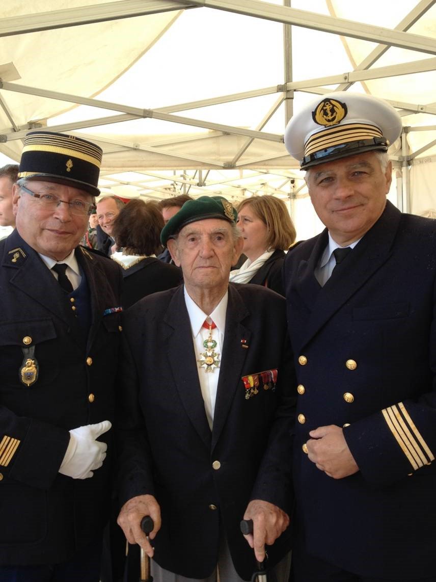 anorgend's tweet photo. L'@anorgend présente aux commémorations du débarquement du #6Juin44. Rencontre avec Léon GAUTHIER des commandos Kieffer. #Overlord #DDay https://t.co/K8G7bI4KKk