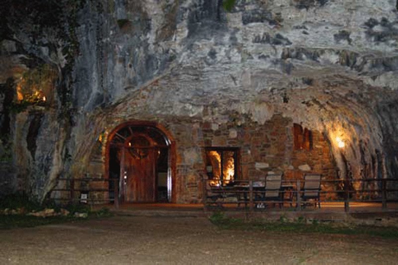 EbzChapel's tweet photo. incorporating the earth into your space. Beckham Creek Cave Cottages #theelements #ebzchapel https://t.co/6kWot6Nu85