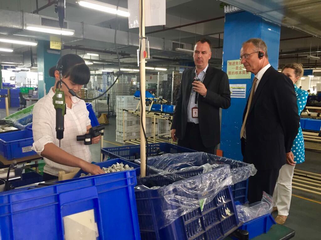 Minister Kamp bezoekt in Xiamen🇨🇳 productiehallen en testlab van het Nederlandse <a href="/Bugaboo/">bugaboo</a>. Hier wordt veel aandacht besteed aan #MVO beleid