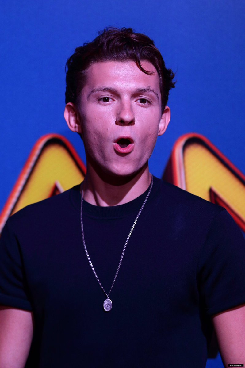 ProjetoTeioso's tweet photo. Novas imagens de Tom Holland em Singapura com Jacob Batalon para promover #SpiderManHomecoming. https://t.co/fUKg8yYb27