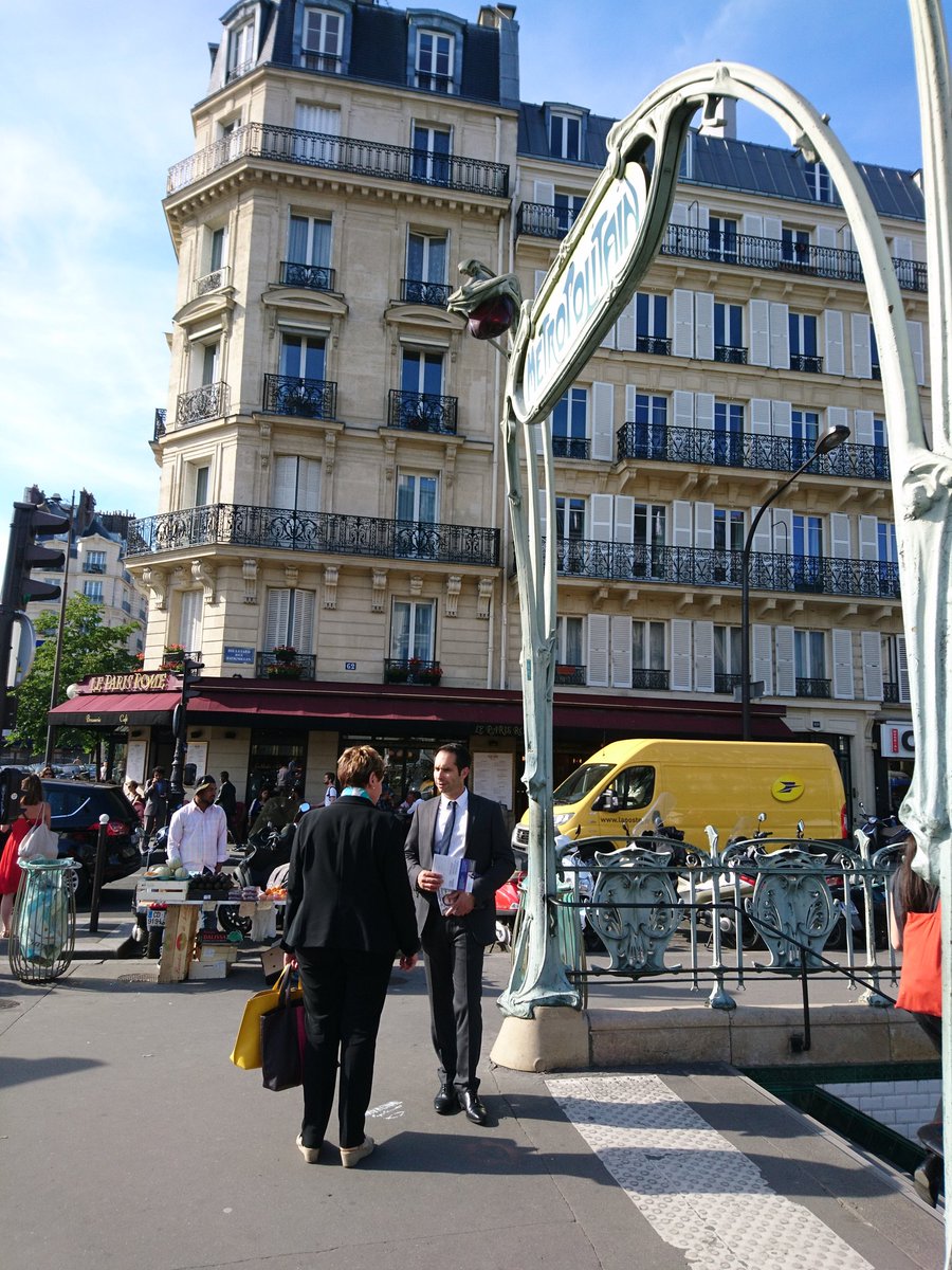 Coulot_2017's tweet photo. Après les commerçants de l'avenue de Clichy et avant l'apéro-rencontre à Brochant, tractage @Ligne2_RATP #terrain https://t.co/iiaknXpkiR
