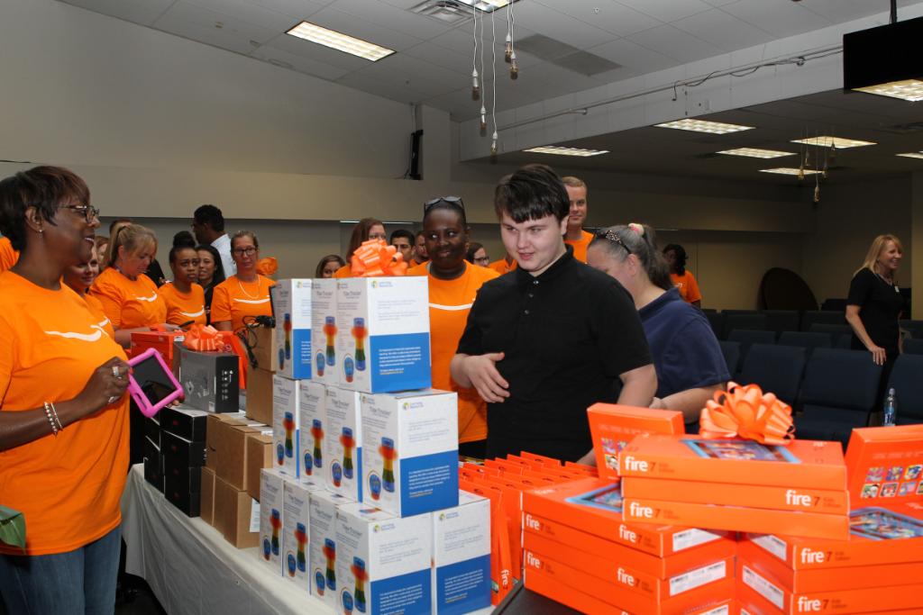 amazonnews's tweet image. #DeliveringSmiles to the kids and staff at Florida Autism Center of Excellence today with $10K worth of tablets and technology aids