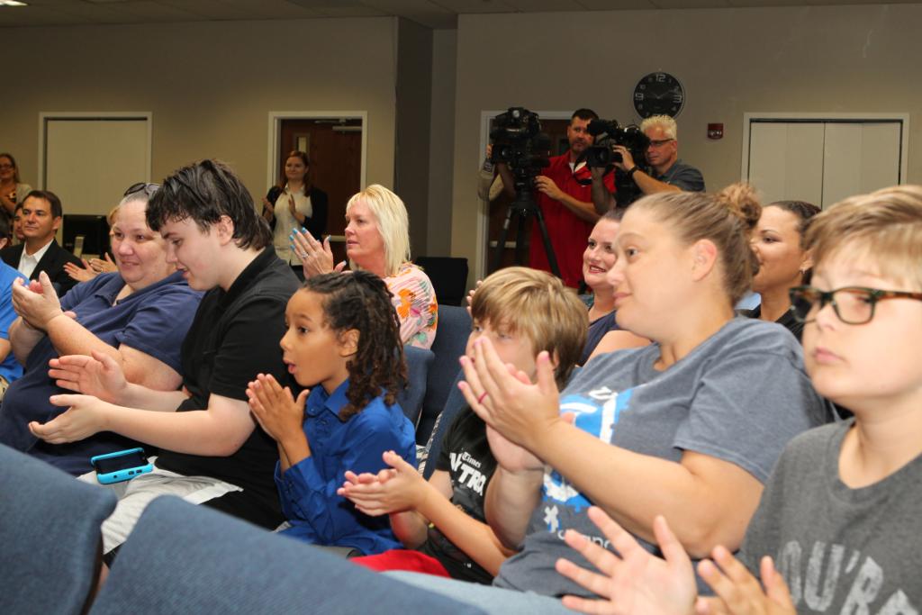 amazonnews's tweet image. #DeliveringSmiles to the kids and staff at Florida Autism Center of Excellence today with $10K worth of tablets and technology aids