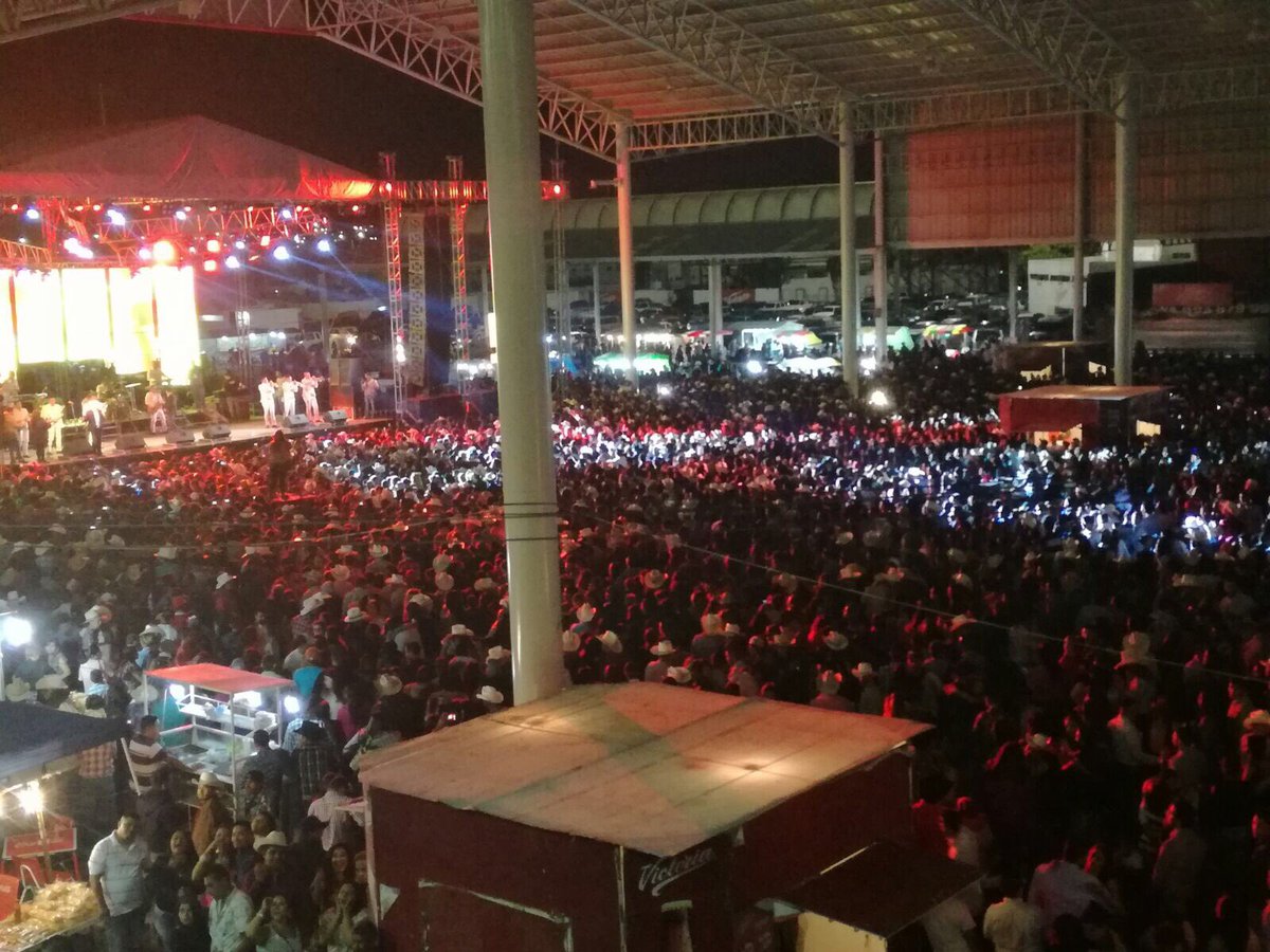 Remex_Music's tweet photo. -@sauleljaguar @KikinLosAstros ayer #ElReventón2017 de @lamejorzac presentando #VoyACalarConOtraBoca se presentaron ante 45 mil personas! https://t.co/ClHntvPA0X