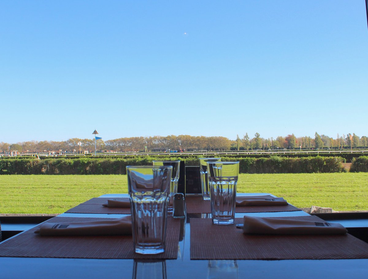 • INCREÍBLE •
¿Es una ilusión óptica? ¡No!
¿Es un cuadro? ¡Tampoco!
¡Es la vista del box de 1000! 😂😱☀️🌳🌱🌿🍂🍁
