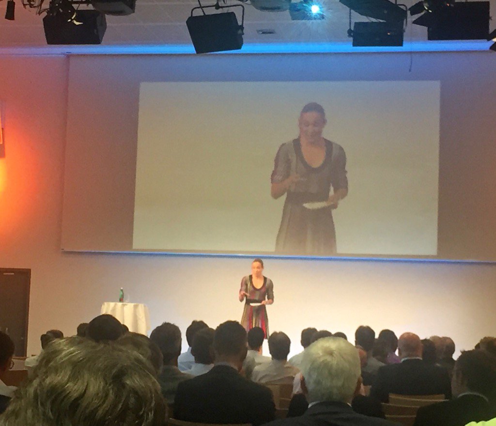 joolsmos's tweet photo. #AgilityinEnergy wie reagiert Boxerin #ChristineTheiss darauf? Jetzt bei #FutureofEnergy #Keynote @Siemens_Austria https://t.co/8nuIK4NW39