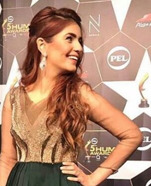 imaanmazhar's tweet photo. Natural pose of Momina Mustehsan 😆 https://t.co/J0hN39BZSw