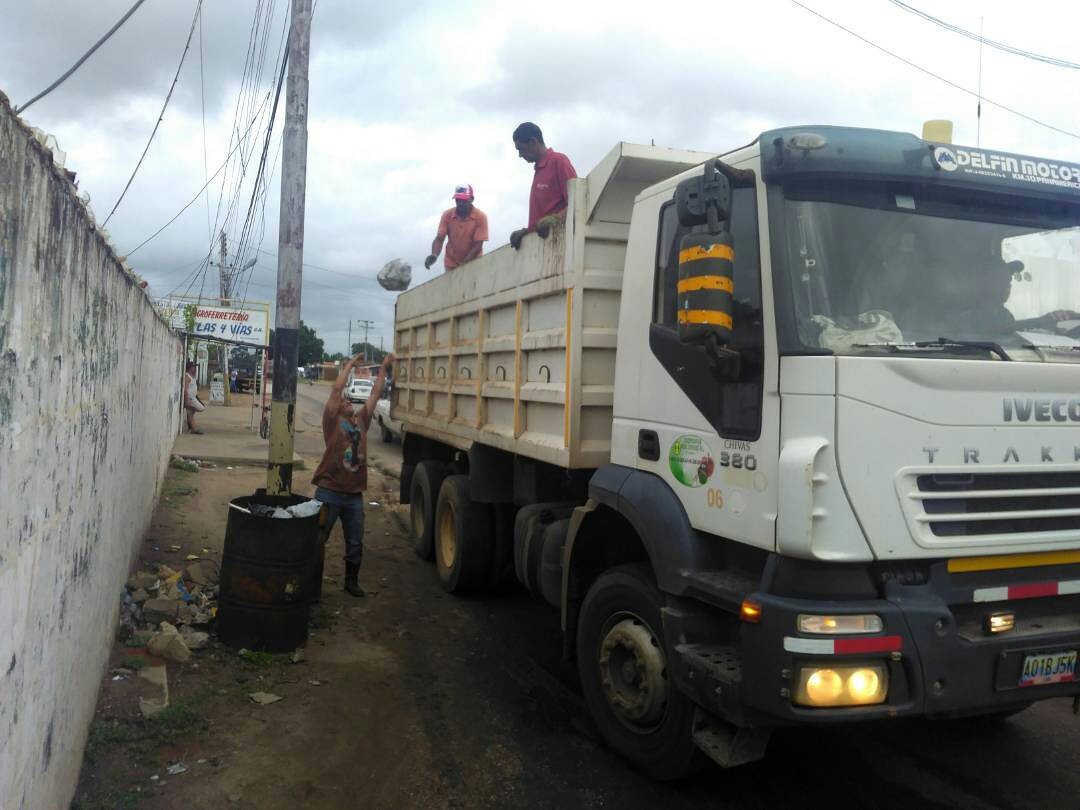 JFigueraPSUV's tweet photo. SERVICIOS PÚBLICOS | #PlanBasuraCero avanza recolección de desechos solidos en sectores de #ElTigre https://t.co/AWasgx6PB4