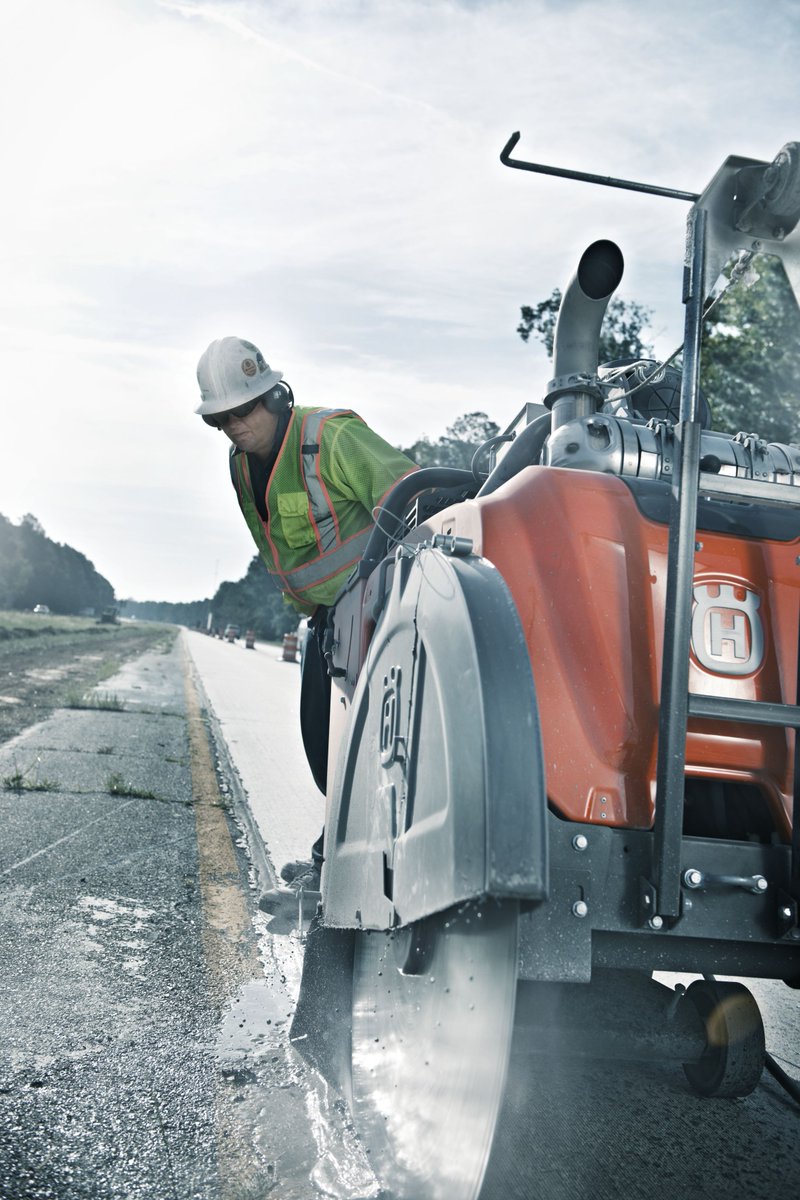 McCann_Online's tweet photo. Husqvarna FS 7000. Blades want to be with us and competitor saws want to be us. #husqvarnacp #FS7000 #flatsaw https://t.co/FfKw5mkdqV https://t.co/3zDJ26LnNj