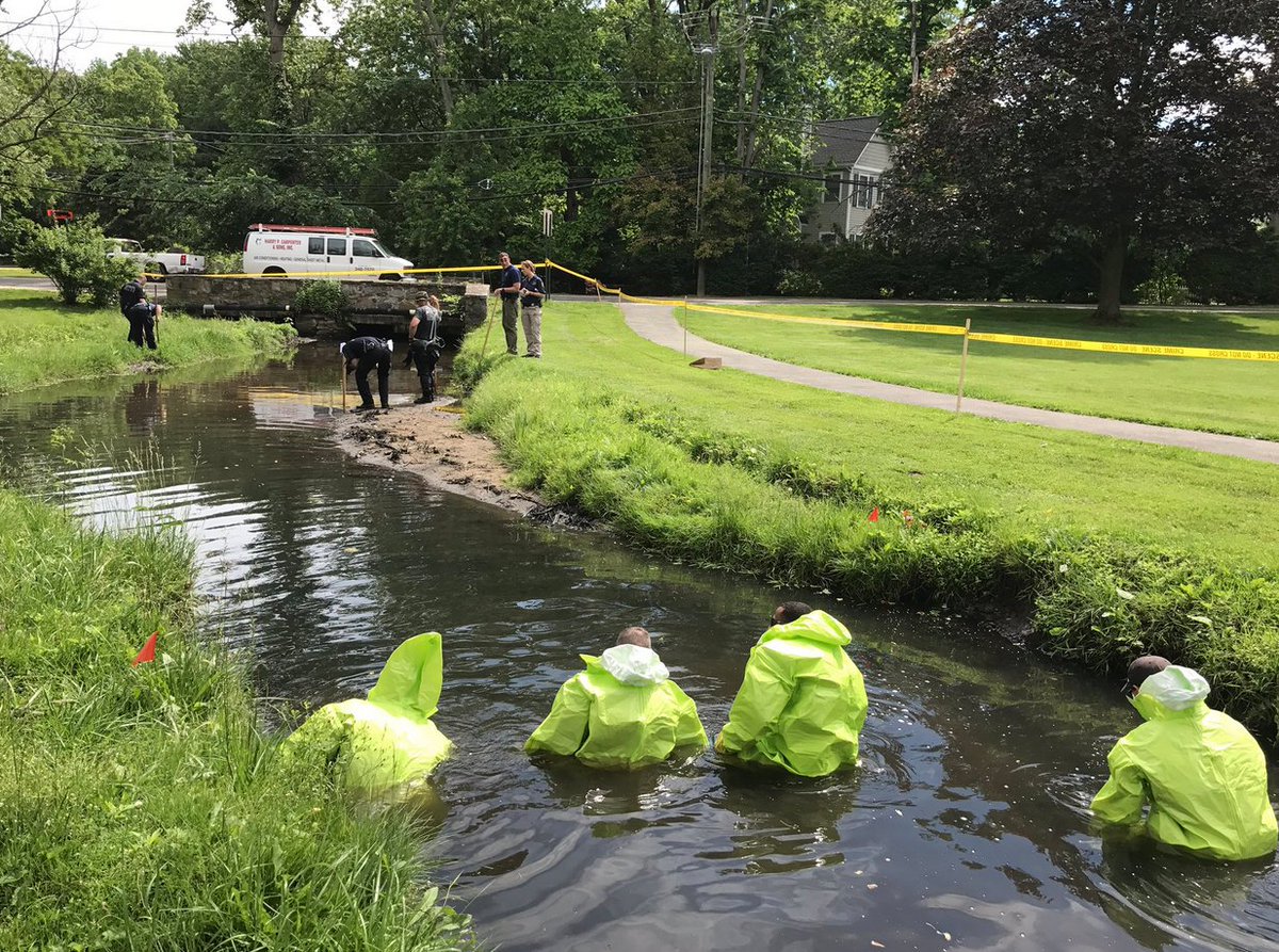 GWCHFreePress's tweet photo. .@CT_STATE_POLICE dive team in Binney Pond scouring for human remains, wearing green haz mat suits at advice of DEEP https://t.co/eBiiwtkukw https://t.co/S45iKOUAF3