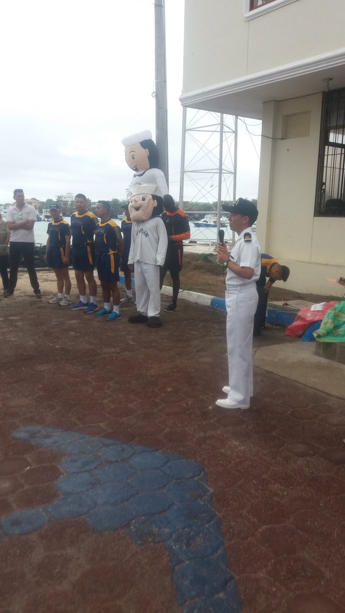 CAPAYO2015's tweet photo. #DiaMundialDeLosOcéanos La Capitanía de Pto.Ayora y l SHOIAR junto a distintas autoridades d la Isla Santa Cruz aportando al medio ambiente https://t.co/3nxdY7gD0z