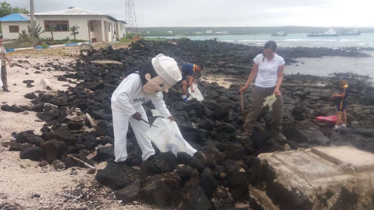 #DiaMundialDeLosOcéanos La Capitanía de Pto.Ayora y l SHOIAR junto a distintas autoridades d la Isla Santa Cruz aportando al medio ambiente