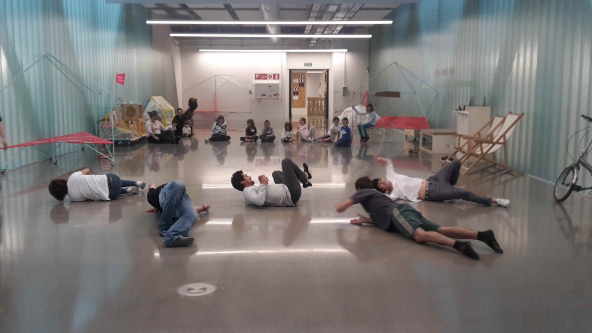TBKmedialab's tweet photo. Hemos descubierto en la #biomimetica la excusa para mezclar disciplinas como #Danza y #Tecnología https://t.co/ebNqMwLASY aún hay plazas :) https://t.co/489zoNUm4z