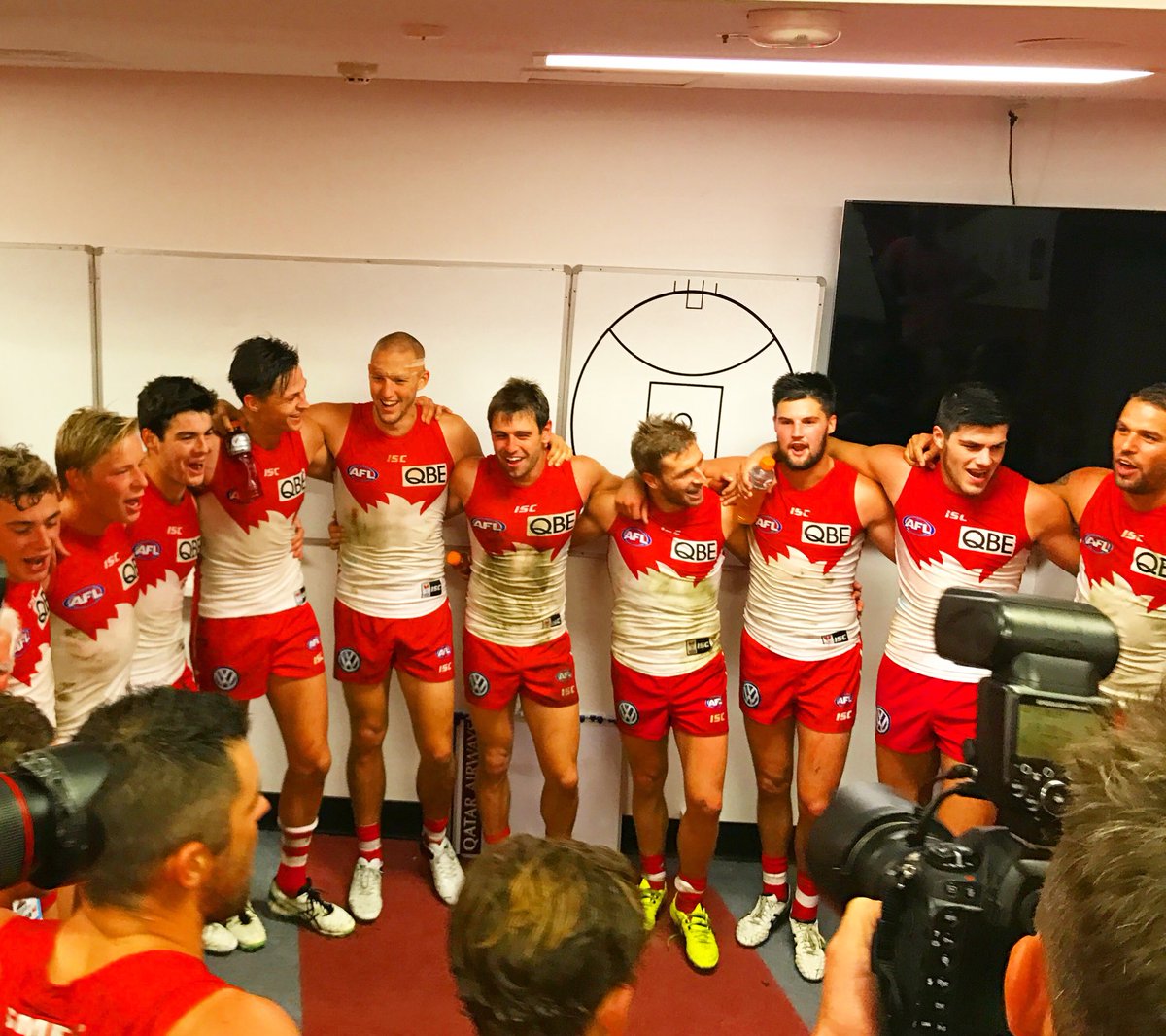 sydneyswans's tweet image. The sweet, sweet sound of victory 🎶 👌 #goswans #aflswansdogs