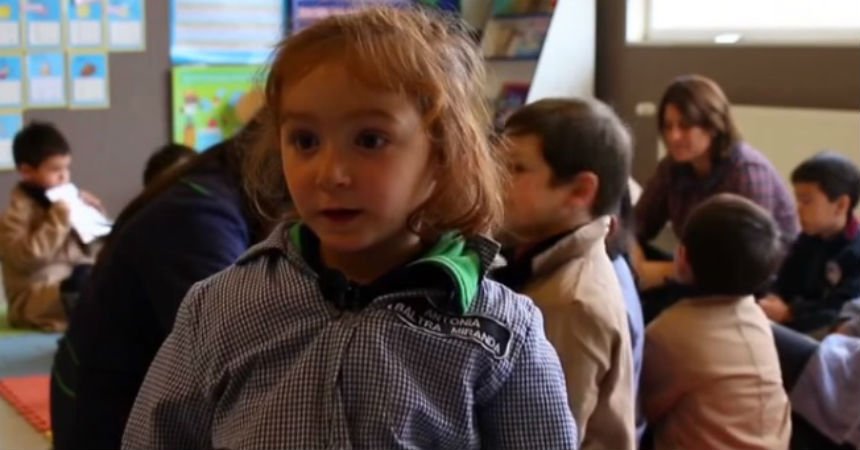 HolaChileLaRed's tweet photo. "Trabaja en el tutu": El tierno viral de una niña chilena que grafica el trabajo de su padre #MotivateConHolaChile ->https://t.co/ZjT0jBMgsm https://t.co/OWoPzhlWxn