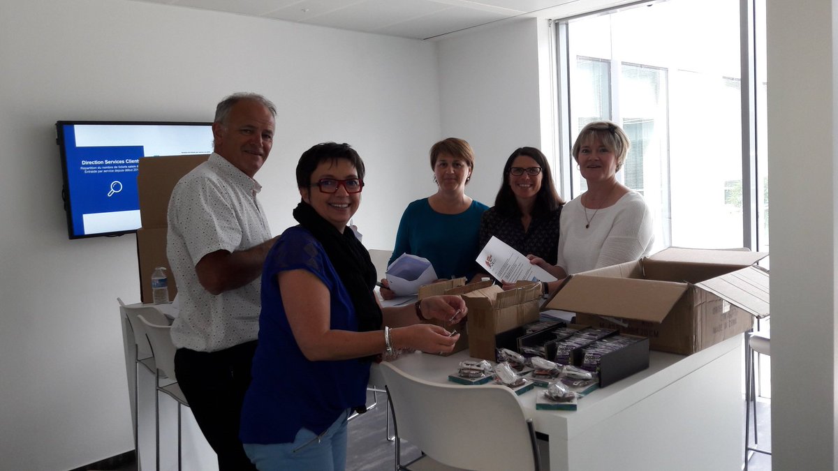 AnnickGeley's tweet photo. @BPOuest @mobilacteurs #MobilacteursPop L' équipe Mobilacteurs BPO et Cmmbn en plein rush pour préparer les kits. https://t.co/U3Yrrdwu3P