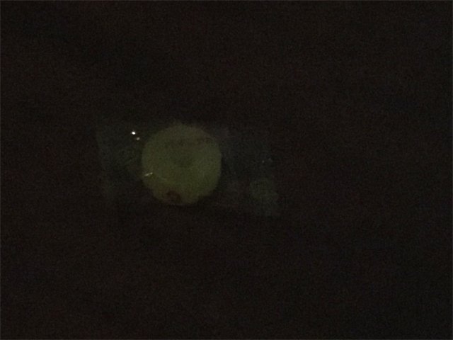 これは大発見wwパインアメにブラックライトを当ててみたら蛍光物質だったww