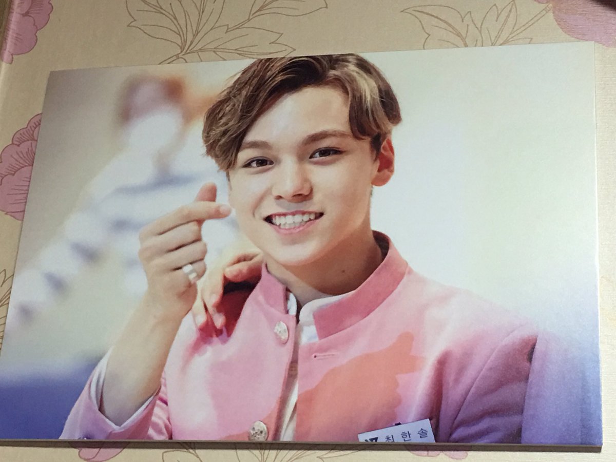 vsingfi's tweet photo. @sonnet_vn @_letterstoromeo @indigochildvn 인디차님 너무너무 감사합니다ㅠㅠㅠㅠㅠㅠ 진짜 너무 체고되고ㅠㅠㅠㅠ 접때 현장 구매한 한솔이 이쁜 폼보드까지 방 안에 한솔이 이쁘게 가득차니까 넘 행복하구 제아무리 꽃이 벽지여도 한솔이를 이길 수가 없네요 ㅠㅠ..🌹🌹🌹🌹🌹 다시한번 넘넘 감사합니다 ㅠㅠ https://t.co/3N5UbcabO4