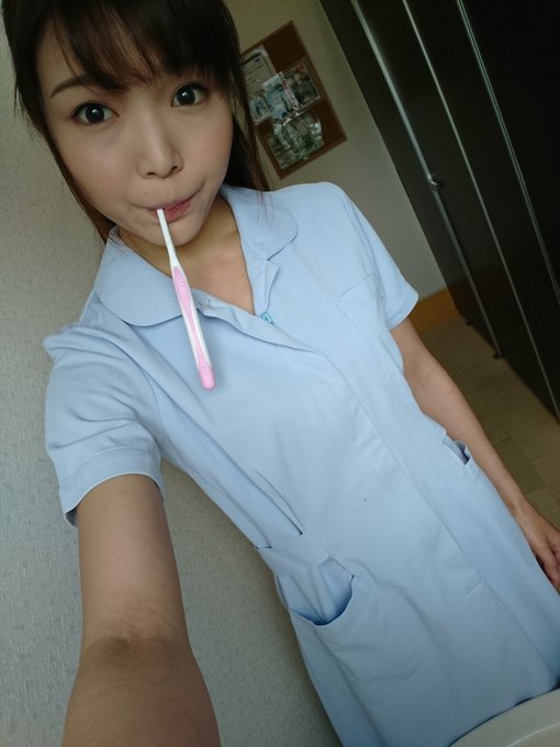 明日はアキバＭＩＳでサイン会イベントだわわわん🐶&hearts;！ 平日だけど遊びに来て下さい＼(^^)／  お写真は最近の撮影の～♪  おととい 私 唇とおでこと首筋 蚊に刺されて まだ膨らんでるなう https://t