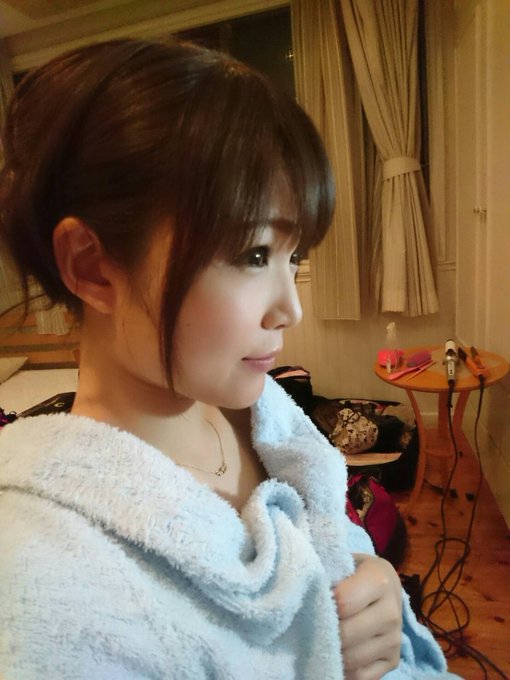 明日はアキバＭＩＳでサイン会イベントだわわわん🐶&hearts;！ 平日だけど遊びに来て下さい＼(^^)／  お写真は最近の撮影の～♪  おととい 私 唇とおでこと首筋 蚊に刺されて まだ膨らんでるなう https://t